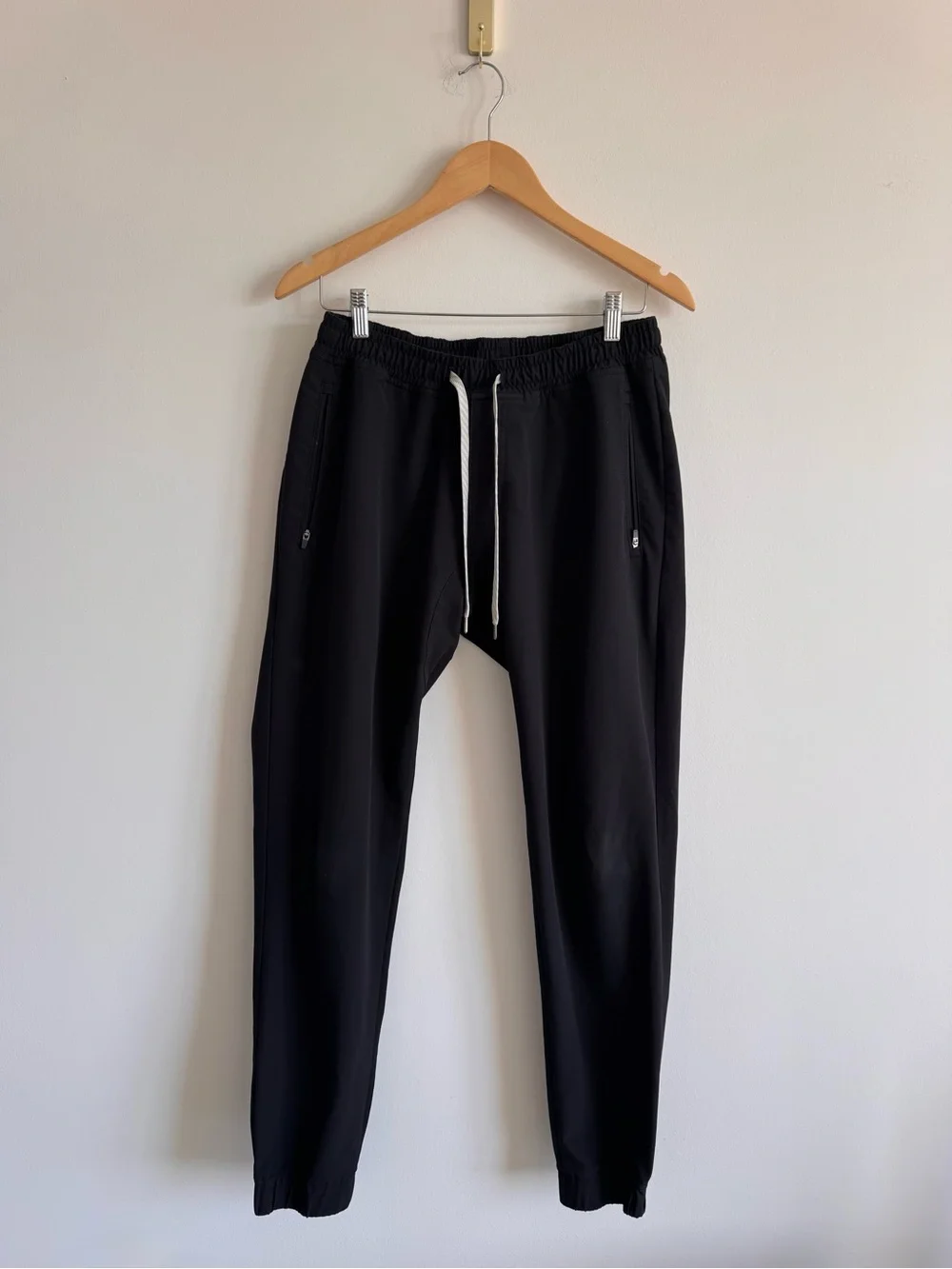 Vuori | Men's Transit Joggers with Drawstring in Black ~ Medium